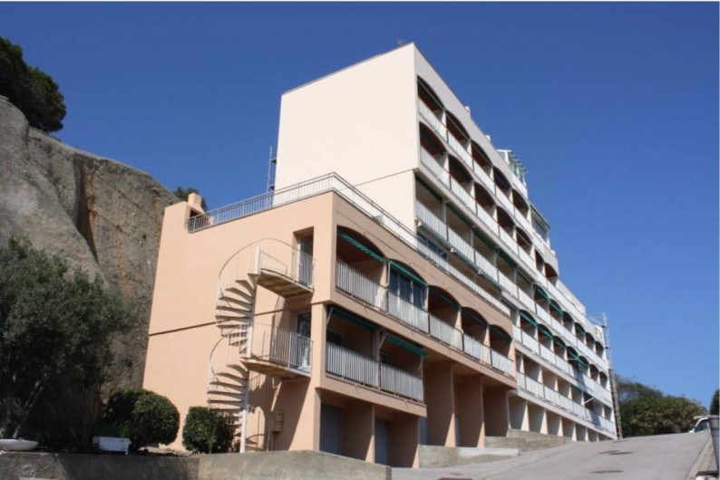 Location de vacances - Appartement à Banyuls-sur-Mer - Immeuble Appartement sur la gauche .Etage 2 en partant du haut