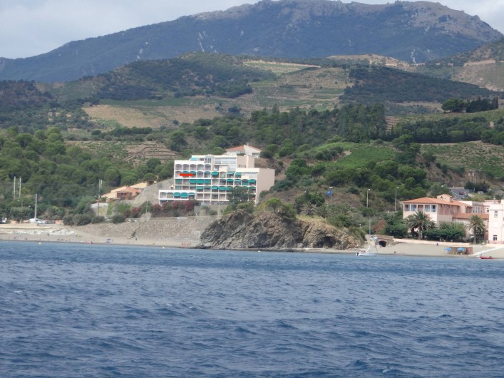 Location de vacances - Appartement à Banyuls-sur-Mer - Vue depuis la mer avec situation voir points rouges sur la façade immeuble