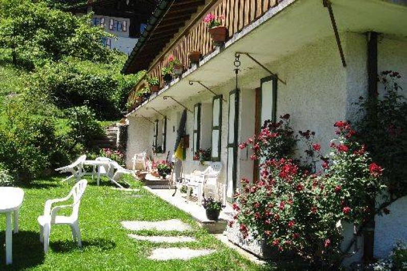 Location de vacances - Appartement à Saint-Nicolas de Véroce - Terrasse en été