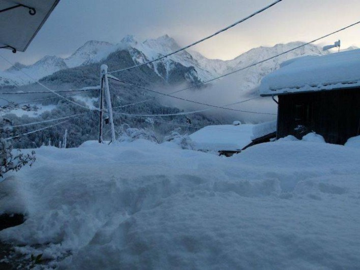 Location de vacances - Appartement à Saint-Nicolas de Véroce - Terrasse juste après la chute de neige