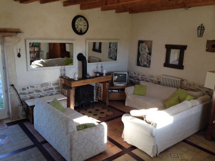 Location de vacances - Maison - Villa à Saint-Étienne-des-Oullières - Salle de séjours - poêle a bois