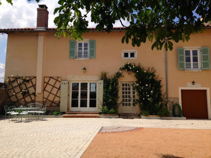Location de vacances - Maison - Villa à Saint-Étienne-des-Oullières - The holiday house opening out onto the courtyard
