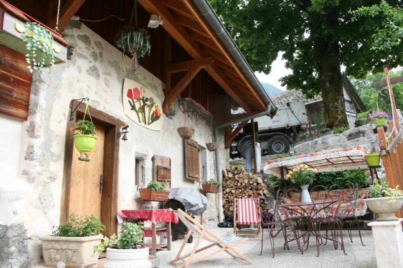 Location de vacances - Gîte à Alex - COUR DU GITE (PRINTEMPS ET ÉTÉ)