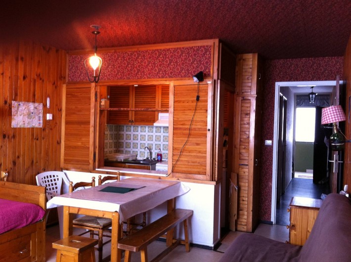 Location de vacances - Appartement à Super Besse - séjour (lit, table), avec vue sur cuisine et couloir d'entrée