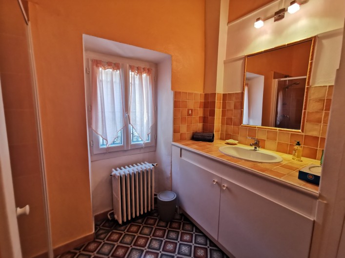 Location de vacances - Chambre d'hôtes à Jonquières - Salle d'eau chambre Plumbago 3 personnes
