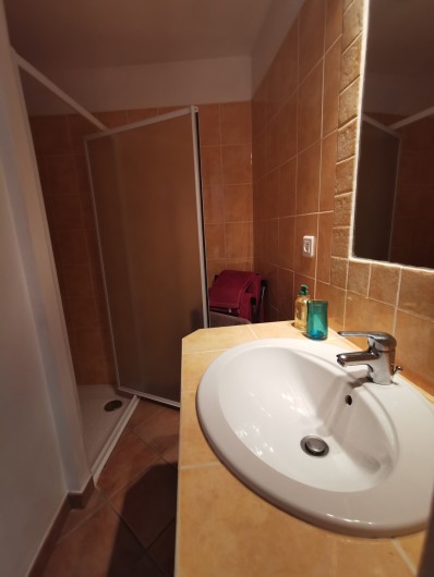 Location de vacances - Chambre d'hôtes à Jonquières - salle d'eau chambre Fleur d'oranger