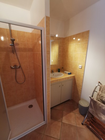 Location de vacances - Chambre d'hôtes à Jonquières - Salle d'eau chambre lavande