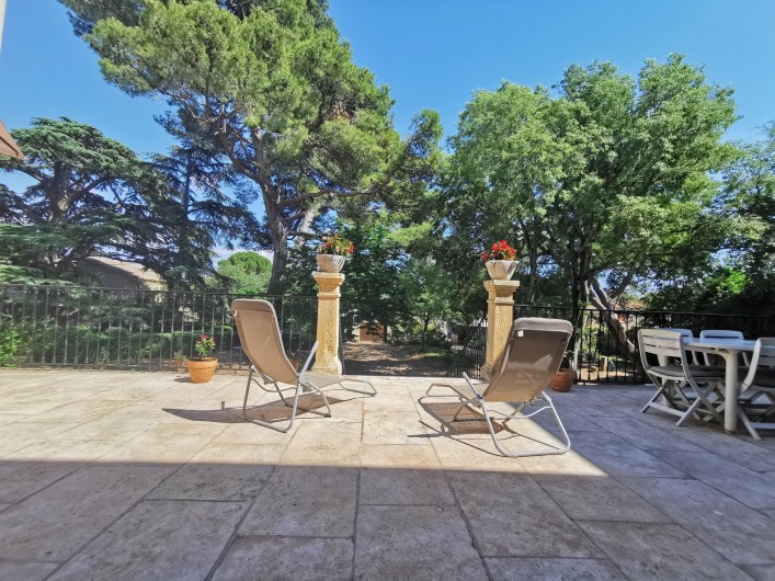 Location de vacances - Chambre d'hôtes à Jonquières - Terrasse donnant sur le parc