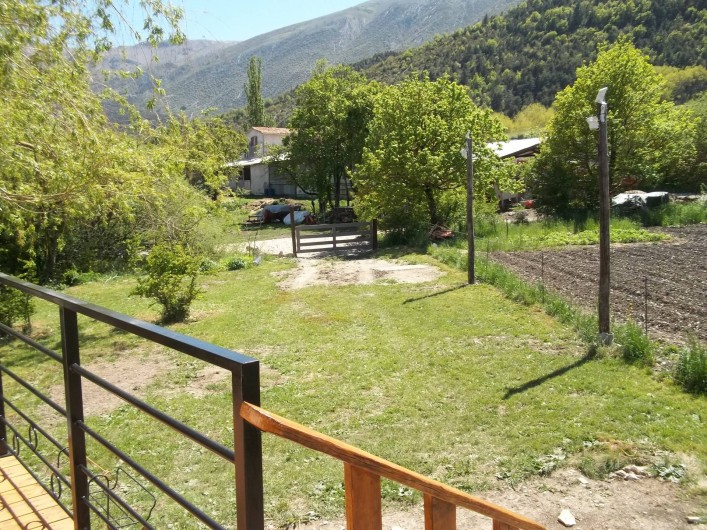 Location de vacances - Bungalow - Mobilhome à Blieux - entrée du terrain et son jardin