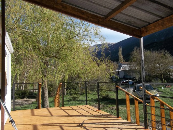 Location de vacances - Bungalow - Mobilhome à Blieux - la vue de la terrasse.