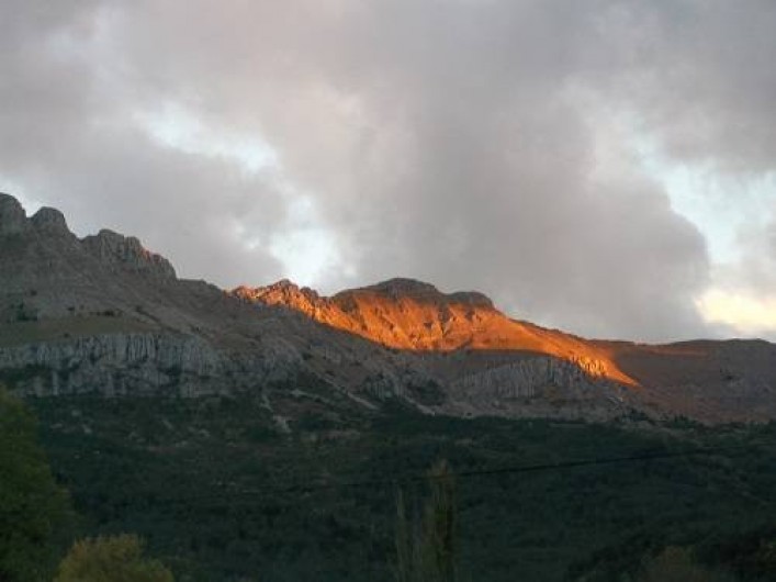 Location de vacances - Bungalow - Mobilhome à Blieux - coucher de soleil sur nos montagnes