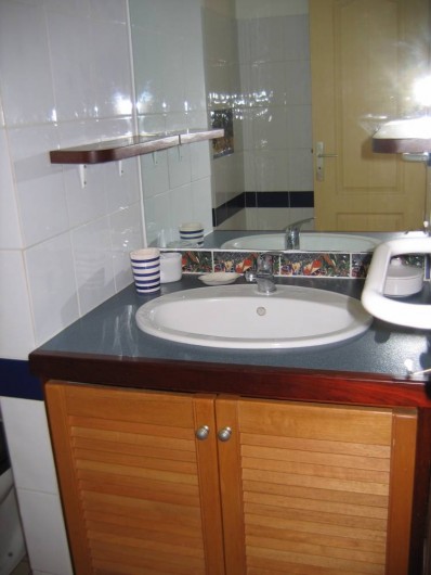 Location de vacances - Appartement à Pointe du Bout - Lavabo avec serviettes fournies