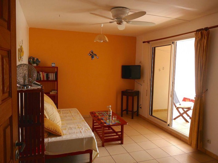 Location de vacances - Appartement à Pointe du Bout - séjour ventilé avec ouverture sur la terrasse