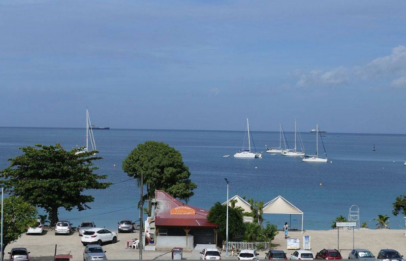 Location de vacances - Appartement à Pointe du Bout - Vue sur la plage depuis la chambre