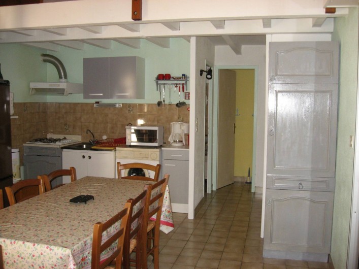 Location de vacances - Villa à Vieux-Boucau-les-Bains - Coin cuisine , toilettes au fond et salle de bain derrière la cuisine
