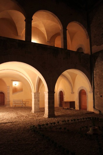 Location de vacances - Château - Manoir à Pégairolles-de-l'Escalette - Voutes cour intérieure