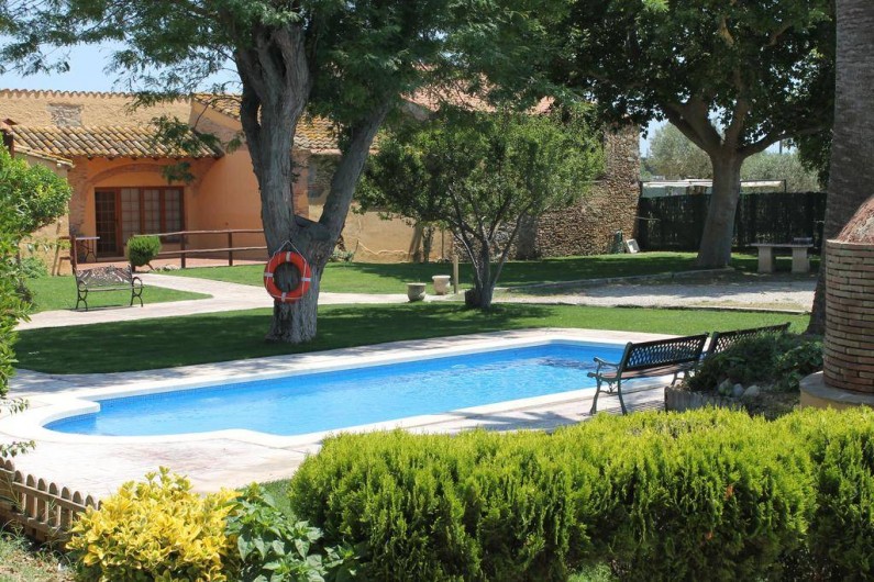 Location de vacances - Hôtel - Auberge à Castelló d'Empúries - La piscine et le jardin