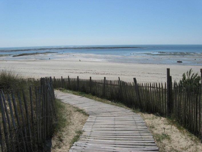 Location de vacances - Villa à La Couarde-sur-Mer - Passage sur la dune et plage