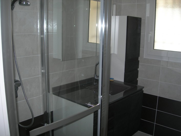 Location de vacances - Villa à La Couarde-sur-Mer - Salle d'eau rdc; radiateur électrique chauffant