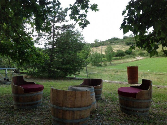 Location de vacances - Appartement à Mirabel - Coin apéro sous le platane espace commun