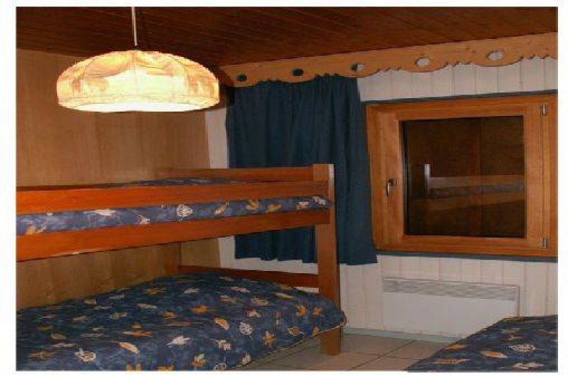 Location de vacances - Chalet à Xonrupt-Longemer - Chambre avec 3 lits de 80/190 (dont 2 superposés)