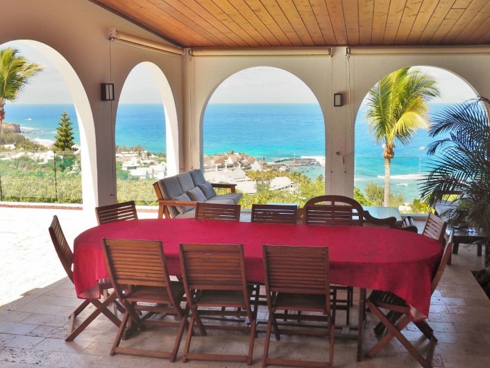 Location de vacances - Villa à Saint-Gilles les Bains - Terrasse de 100 m² avec table à manger et nombreux espaces détente