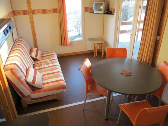 Location de vacances - Chalet à Saint-Laurent-en-Grandvaux - location de chalets: l'espace séjour   équipé d'un téléviseur