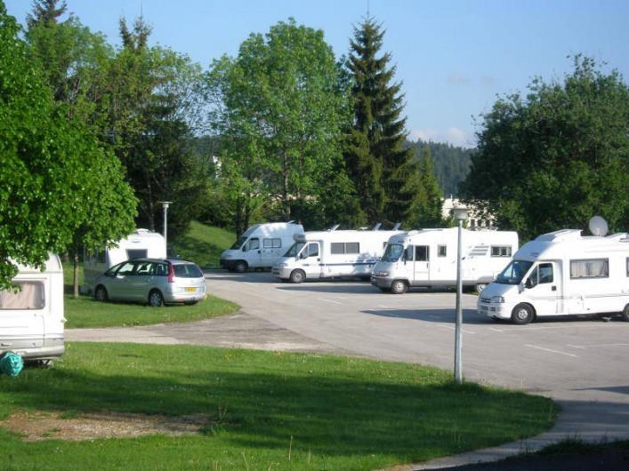 Location de vacances - Chalet à Saint-Laurent-en-Grandvaux - Plateforme  camping -cars ouverte en basse et haute saison