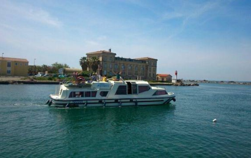 Location de vacances - Péniche à Sète - Vue de l'exterieur, 13 mètres de long, facile a manier et spacieux !