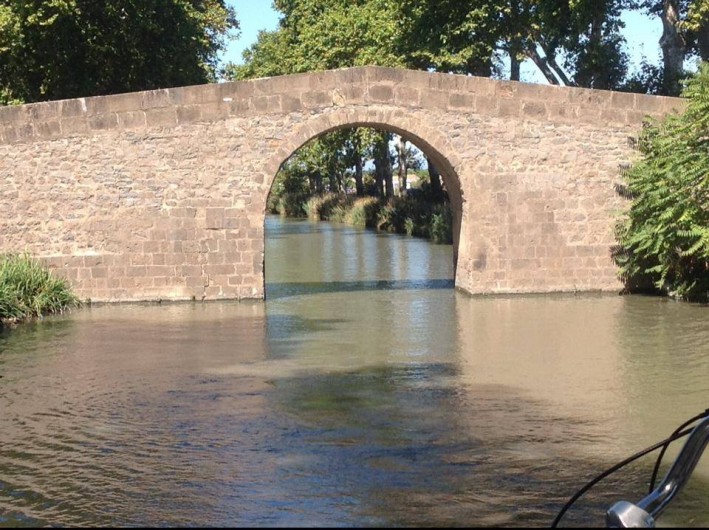 Location de vacances - Péniche à Sète - Un des magnifiques ponts des canaux du Sud de la France !