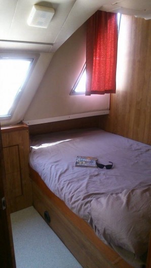 Location de vacances - Péniche à Sète - Une des cabines doubles pour être bercé par les flots !