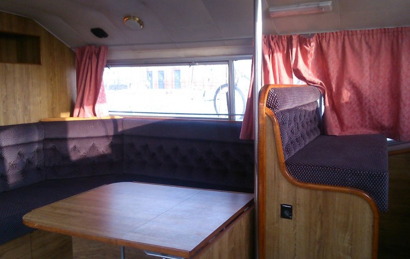 Location de vacances - Péniche à Sète - Le carré salon, confortable et lumineux !