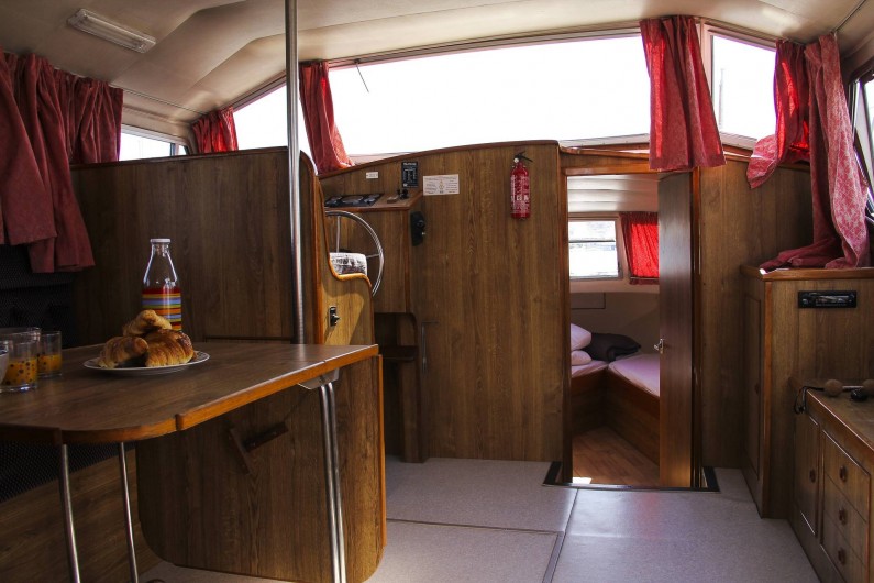 Location de vacances - Péniche à Sète - Un espace à vivre convivial.