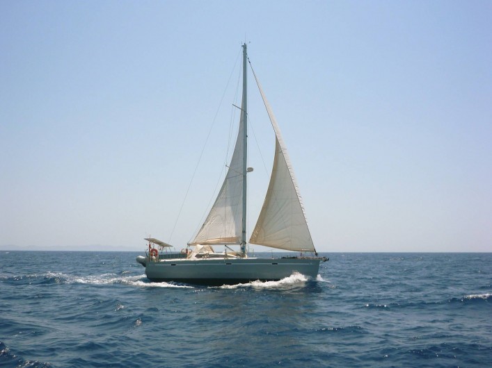 Location de vacances - Péniche à Sète - Un de nos voiliers en navigation.