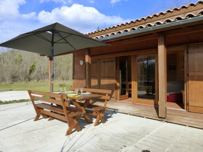 Location de vacances - Chalet à Pompiey - Terrasse du chalet vue sur la forêt