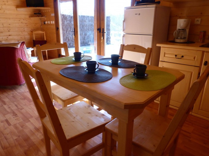 Location de vacances - Chalet à Pompiey - coin cuisine vue sur la forêt