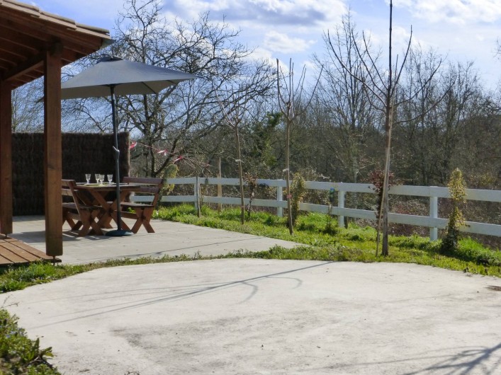 Location de vacances - Chalet à Pompiey - vue sur la forêt face au chalet