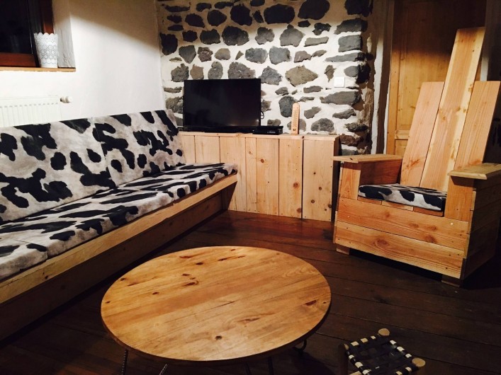 Location de vacances - Gîte à Coucouron - Salon cosy pour 12 personnes.