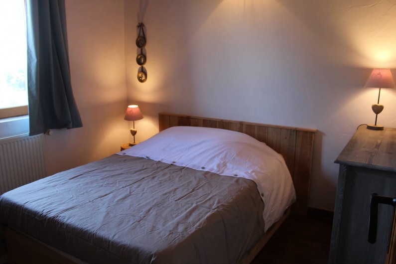 Location de vacances - Gîte à Coucouron - Chambre avec 1 lit en 140 et lits superposés en 90