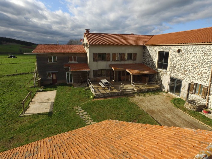 Location de vacances - Gîte à Coucouron - Terrasse en bois avec mobilier de jardin en bois, barbecue weber et nacelle