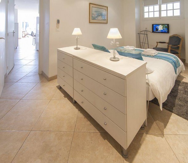 Location de vacances - Appartement à Cannes - Cambre lit double avec commode