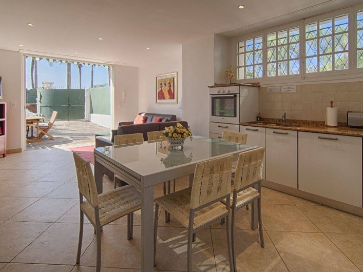 Location de vacances - Appartement à Cannes - Coin repas, vue sur le jardin