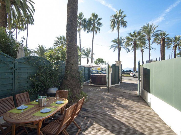 Location de vacances - Appartement à Cannes - Vue sur la Croisette du jardin