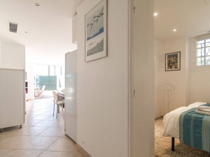 Location de vacances - Appartement à Cannes - Couloir vers les deux chambres