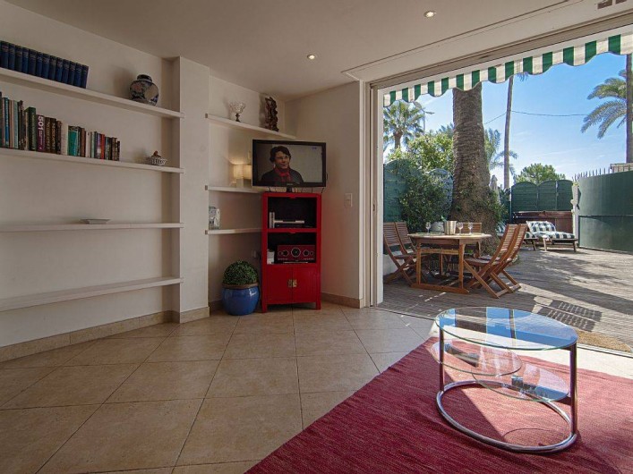 Location de vacances - Appartement à Cannes - Séjour avec coin repas dans le jardin