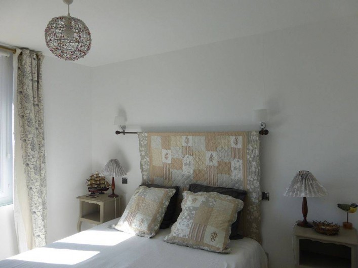 Location de vacances - Appartement à Villerville - chambre avec 2 lits cote a cote televiseur