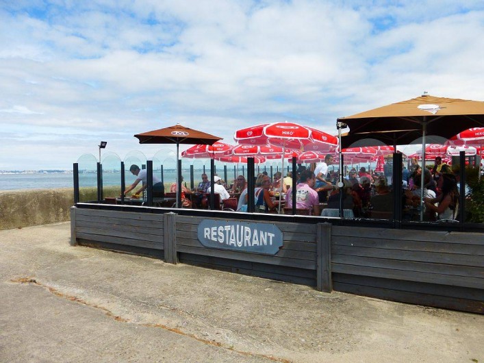 Location de vacances - Appartement à Villerville - restaurant sur la plage