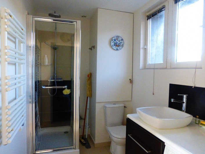 Location de vacances - Appartement à Villerville - salle d eau avec douche et machine a laver acces des 2 chambres independant