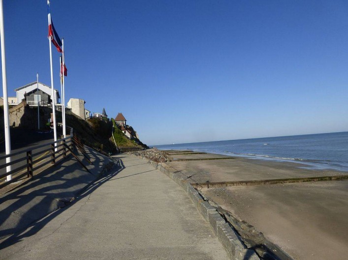 Location de vacances - Appartement à Villerville - promenade le long de la plage