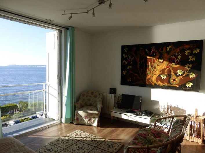 Location de vacances - Appartement à Villerville - living avec balcon televiseur